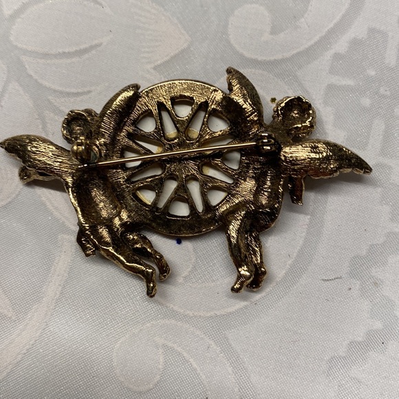 Vintage classic broach.approximately 2 inches long and 1 inch high. Or smaller. - Picture 3 of 3